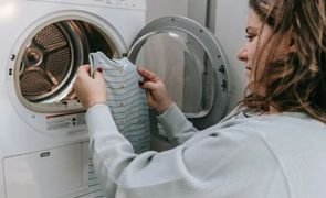 como tirar cheiro de suor da roupa