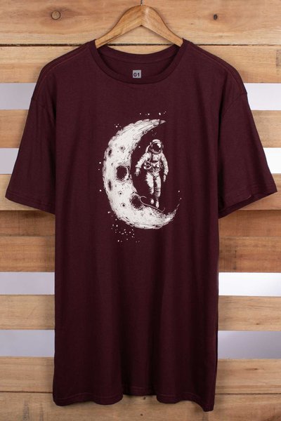 astronaut in moon vinho plus 2