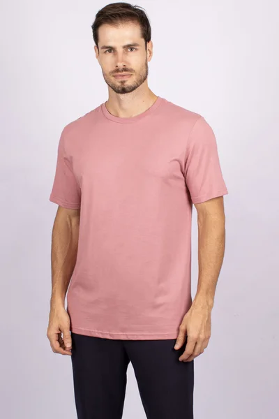 homem vestindo camiseta rosa