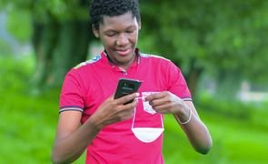 homem usando camiseta slim