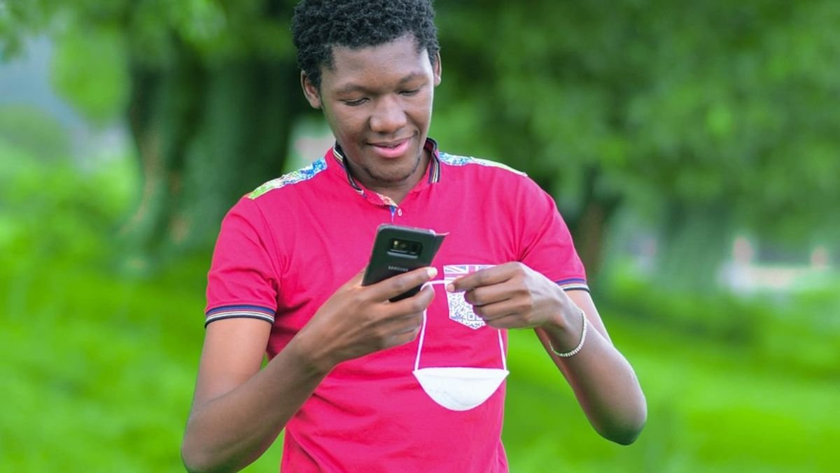 homem usando camiseta slim