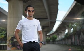 homem de camiseta branca e oculos