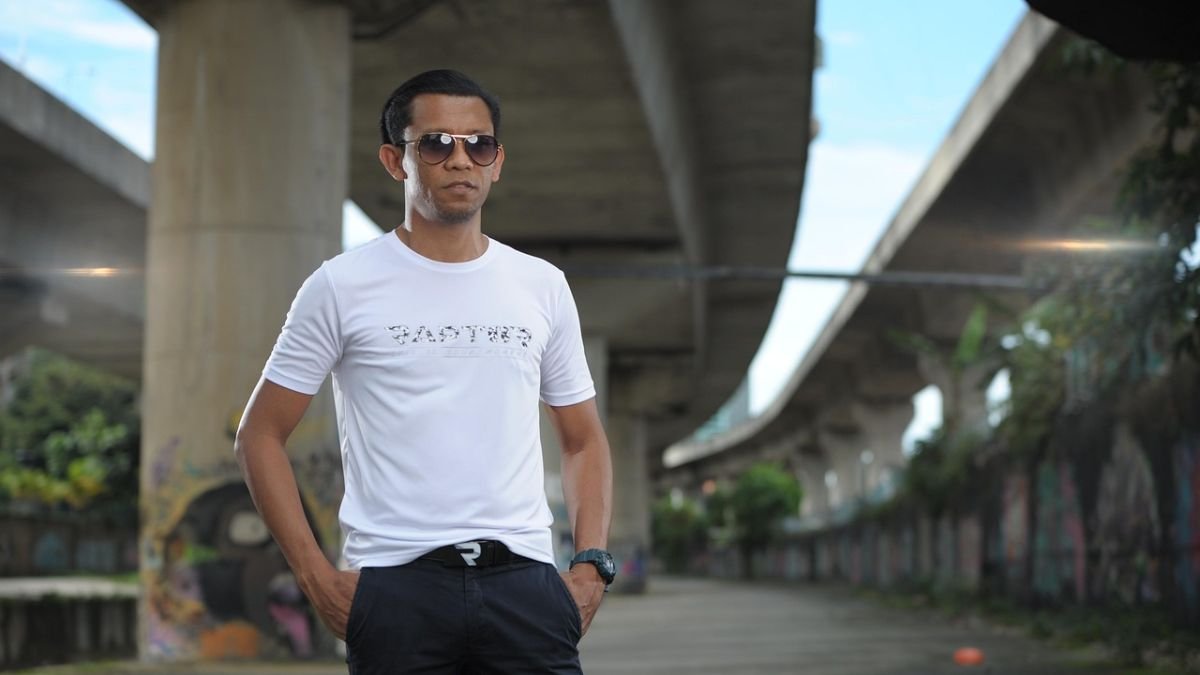 homem de camiseta branca e oculos