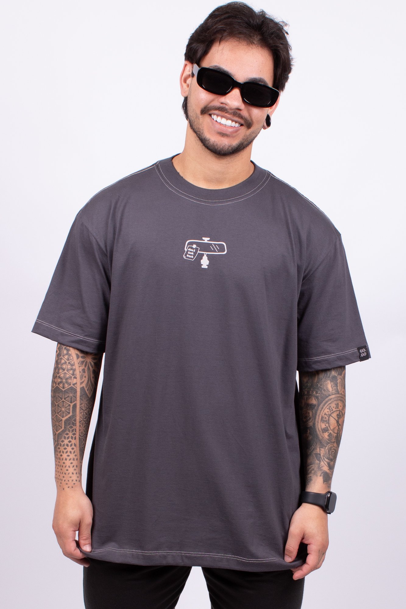 Camiseta Oversized Don't Look Back Cinza Escuro