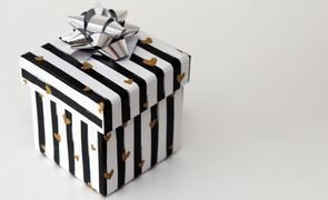 presente preto e branco em fundo branco