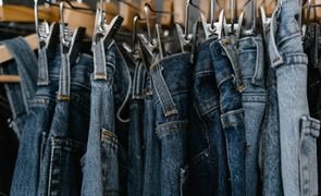 calcas jeans penduradas