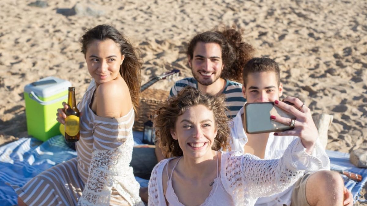 pessoas tirando foto na praia