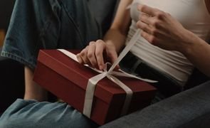 mulher abrindo presente