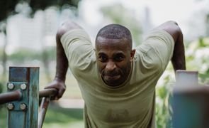 homem fazendo exercicio